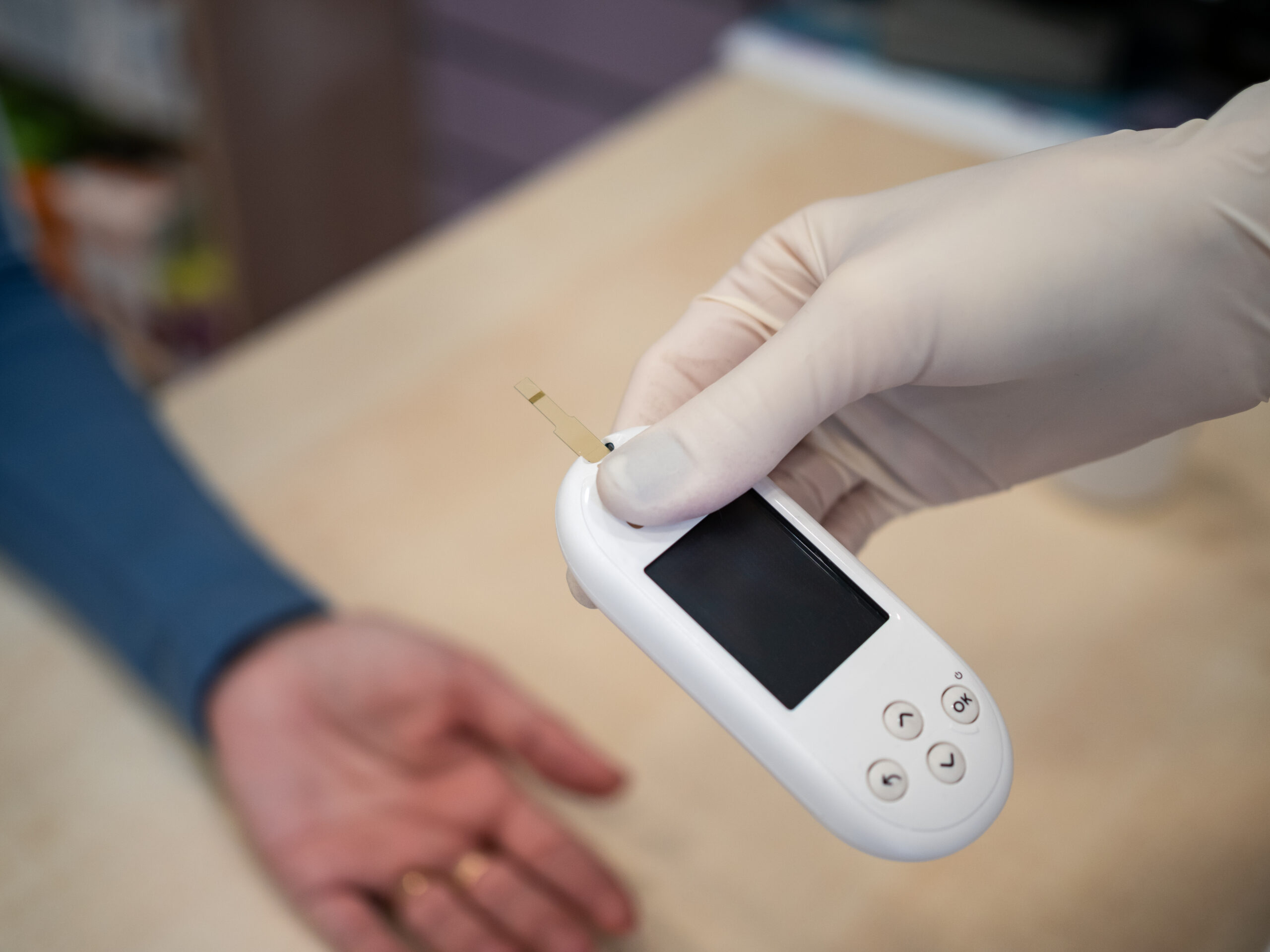 Ação gratuita de medição de glicemia e pressão arterial movimenta unidades do Alfatest